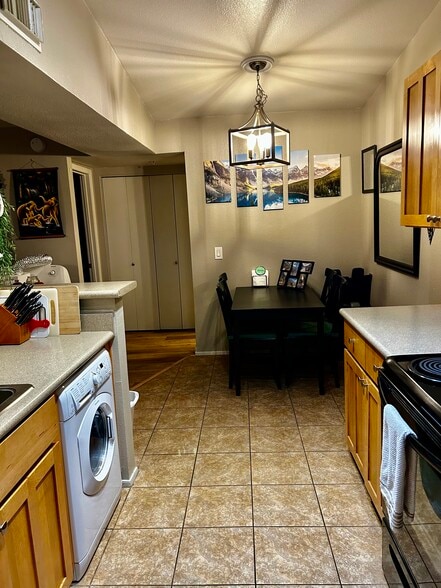 Building Photo - 1385 W University Ave