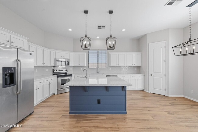 Building Photo - 1545 E Kings Ct
