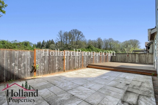 Building Photo - Spacious 4-Bedroom Portland Home with Fenced Yard, Fireplace & Modern Finishes!