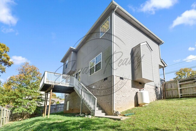 Building Photo - Charming 3-Bedroom Home with Bonus Room, F...