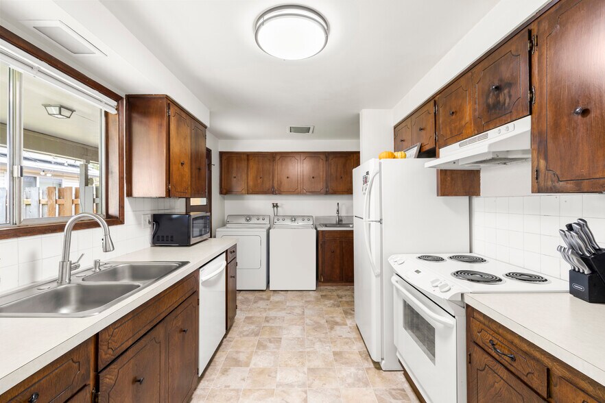 Building Photo - 565 Barton Ave