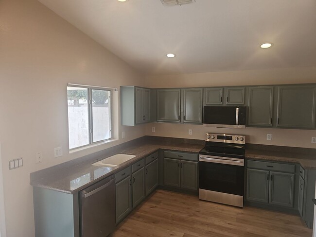 Building Photo - SPACIOUS and beautifully remodeled home! E...