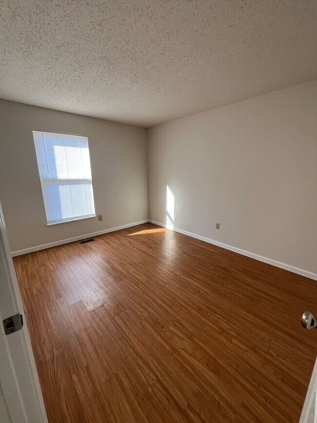 Building Photo - 4 bed 1.5 bath home close to I-44