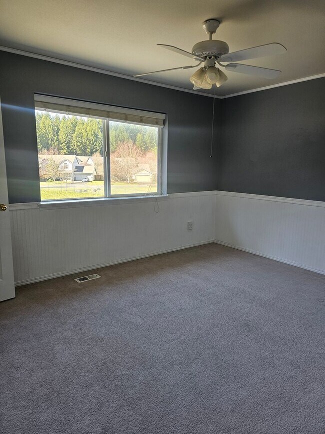 Building Photo - 4 bedroom shy 2500 sqft home in gated cmty!