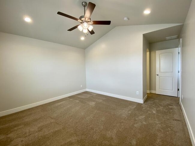 Building Photo - Herriman Townhome