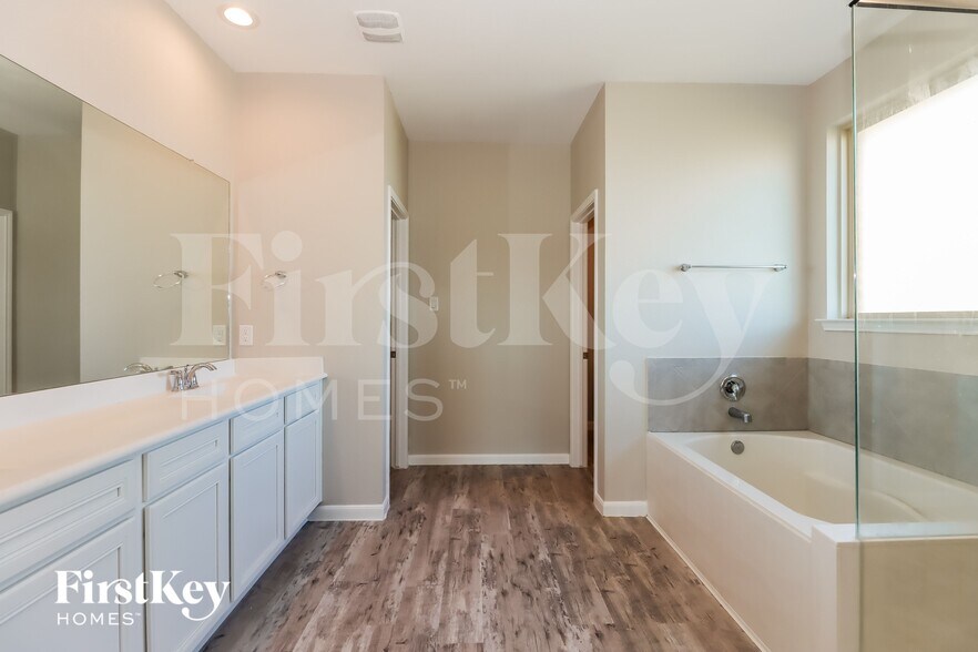 Building Photo - 28008 Langsdale Ct