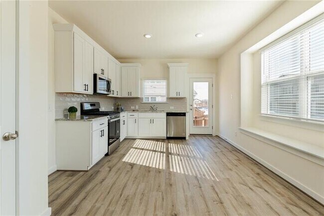 Building Photo - Beautiful townhome/condo located in Pfluge...