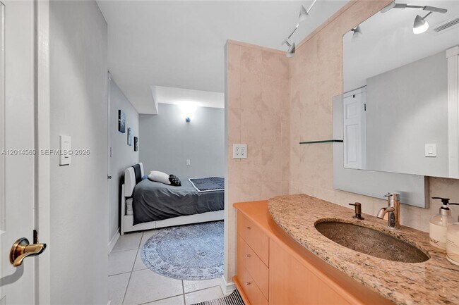 Building Photo - 6039 Collins Ave