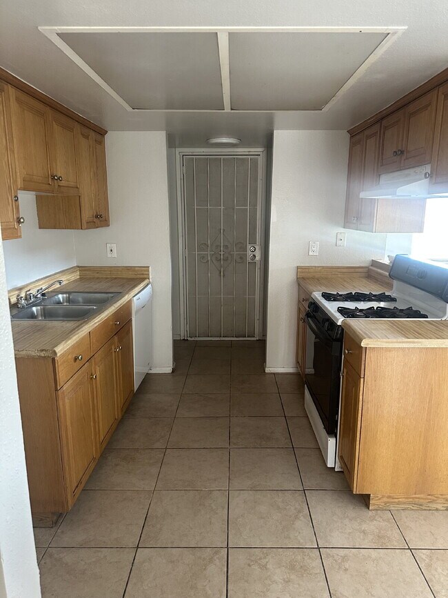 Building Photo - "Charming 3-Bedroom Oasis with 2 Baths in Phoenix – 1280 Sq Ft of Comfort Awaits You!"