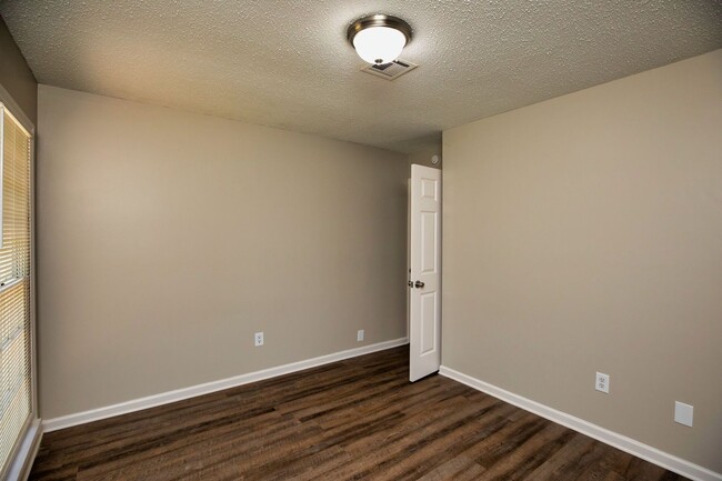 Building Photo - ** 4 Bed 2 Bath located in Ridgefield **Call 334-366-9198 to schedule a self tour