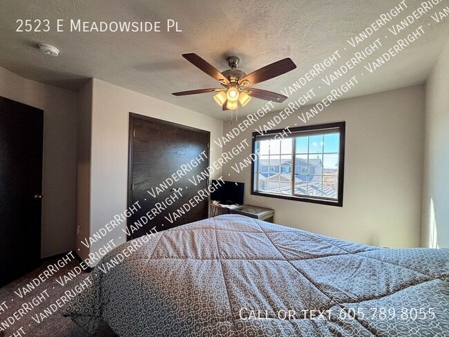 Building Photo - 2523 E Meadowside Pl