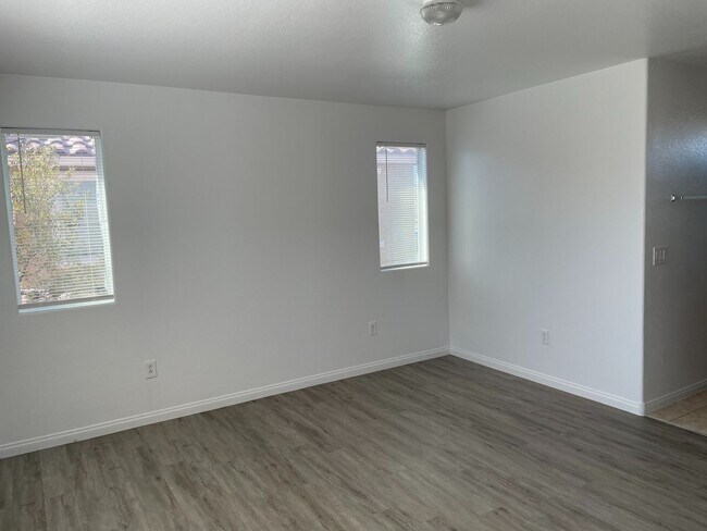 Building Photo - Cozy 3 Bedroom Home With Huge Bark Yard