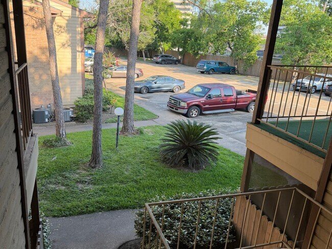 Building Photo - 9000 Bissonnet St