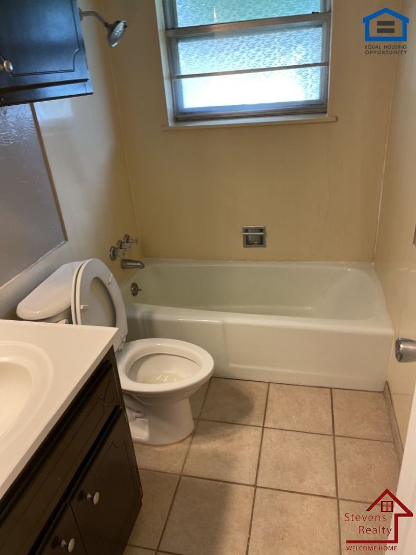 Building Photo - 4708 SE Sunnymeade