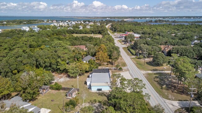 Building Photo - 360 Island Rd