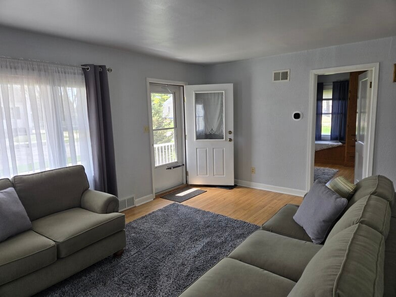 Living room - 920 Erie Ave