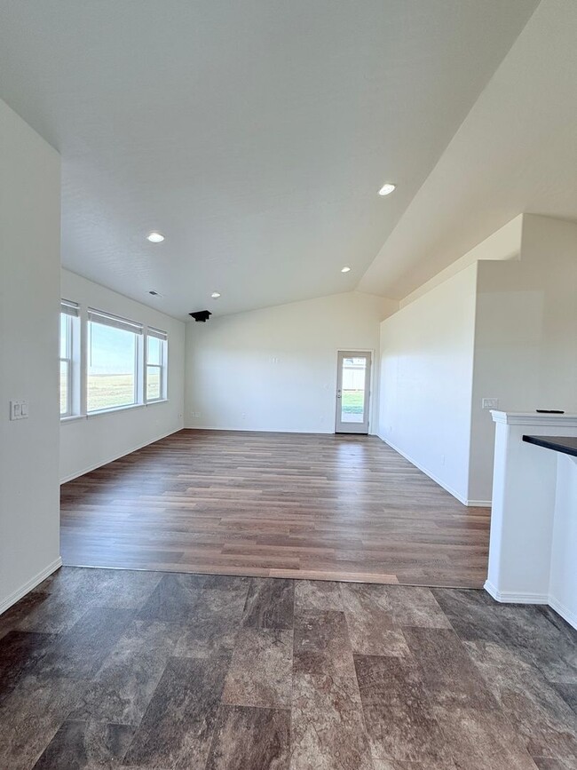 Building Photo - 4 BED 1 BATH - 1ST MONTH FREE!