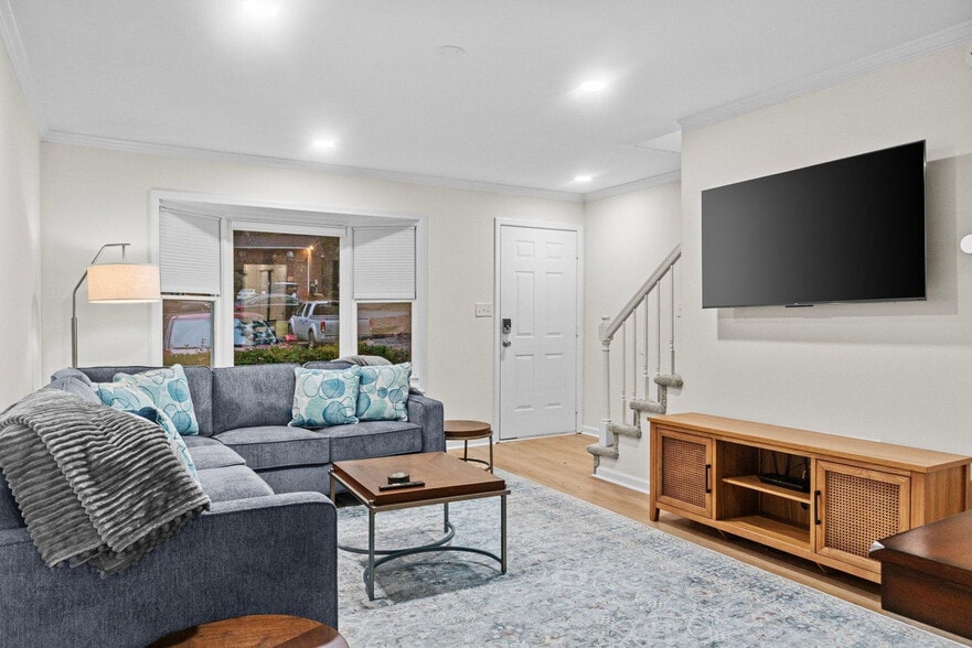 Primary Photo - 170 Northview Dr