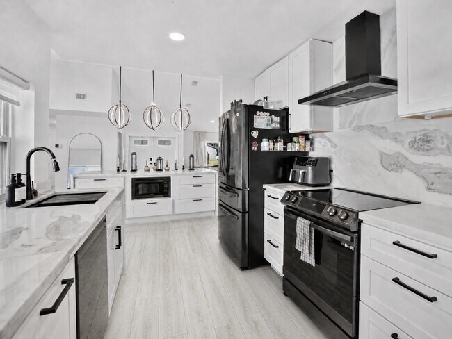Building Photo - 16709 SW 5th Ct