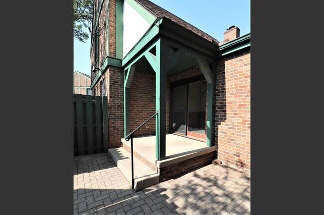Building Photo - 4554 Sandringham Dr