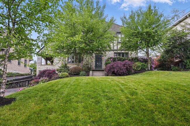 Building Photo - Charming Home - Mt. Lebanon