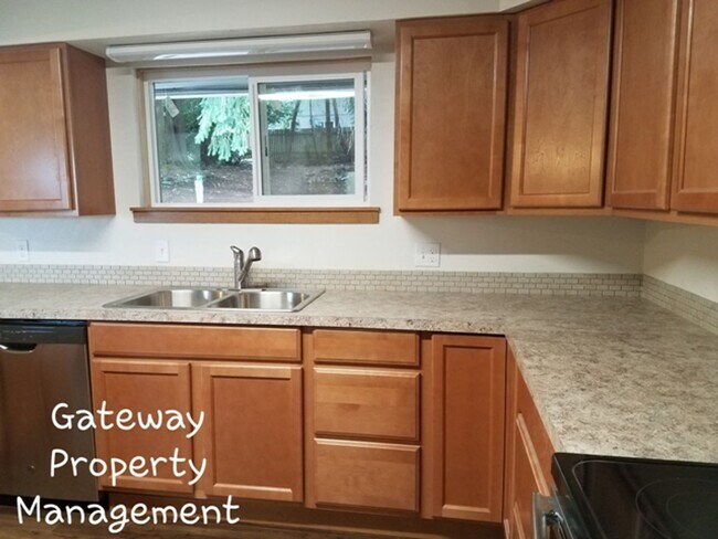 Building Photo - 3 Bedroom in town with a view!