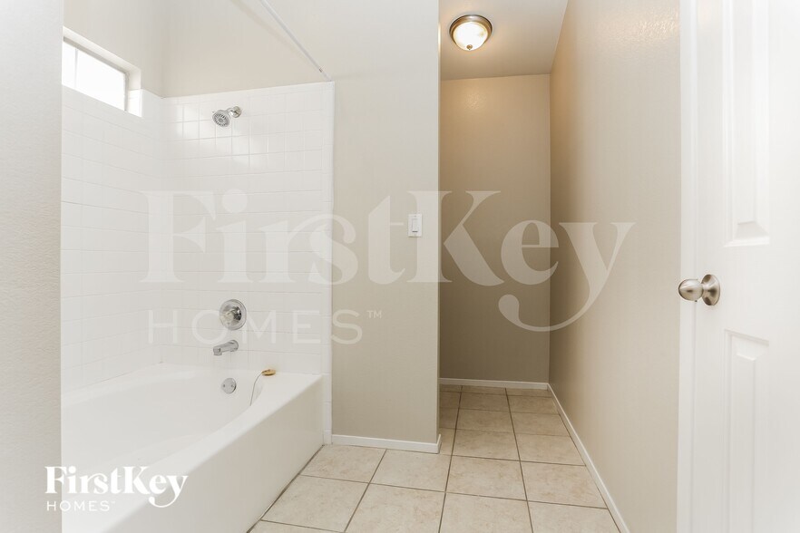 Building Photo - 4933 Glenarden Dr