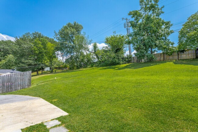 Building Photo - Newly Available! 2 Bedroom 1 Bathroom in the Heart of Hixson!