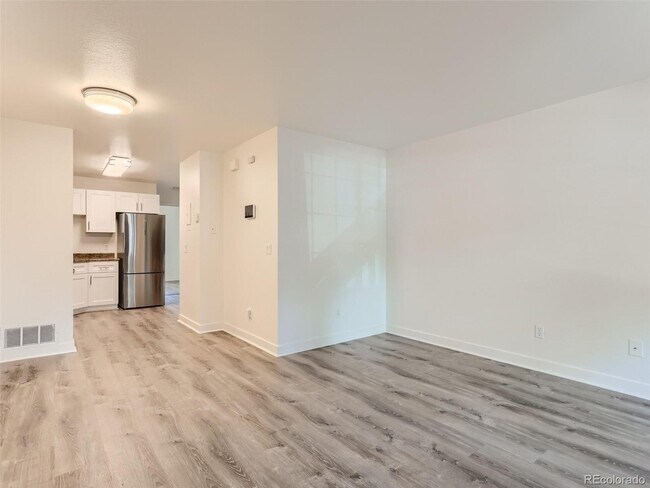 Building Photo - 165 S Sable Blvd
