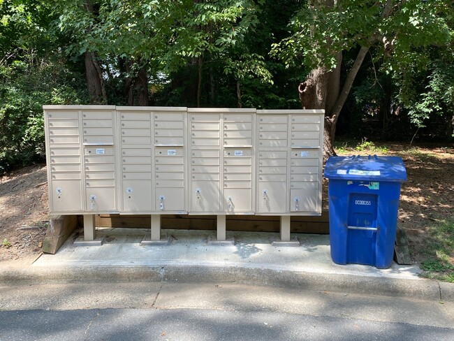 Building Photo - Tyler Creek condo convenient to Carolina a...