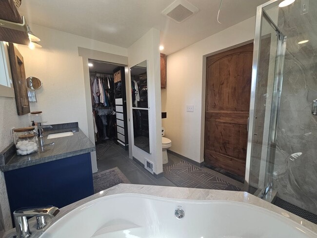 Building Photo - Beautiful Home in the Spokane