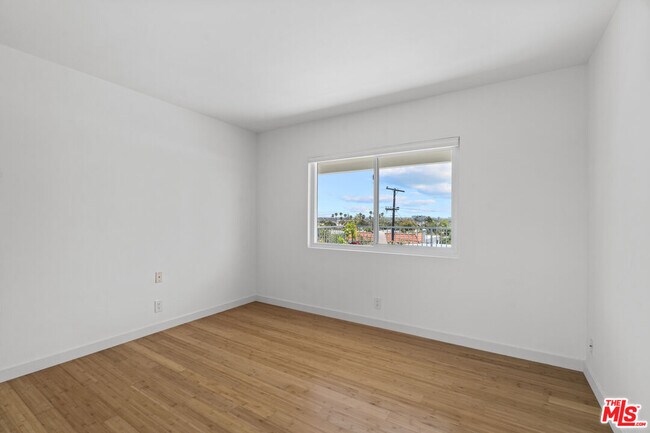 Building Photo - 631 Pier Ave