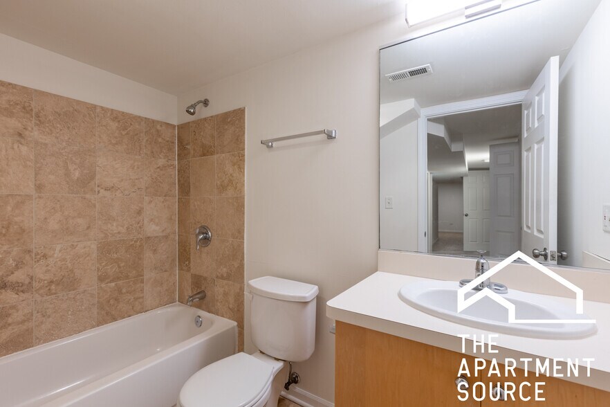 Building Photo - 1260 N Greenview Ave