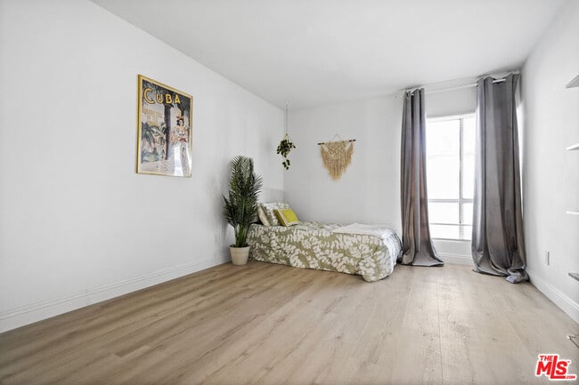 Building Photo - 5245 Coldwater Canyon Ave