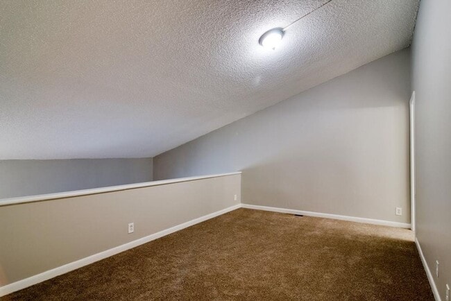 Building Photo - Awesome 1.5-bath condo in Bellevue featuring a private patio overlooking expansive green space.