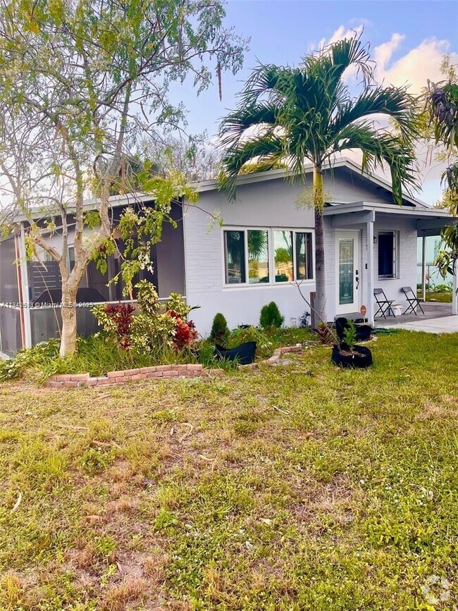 Building Photo - 1015 NW 24th Ave