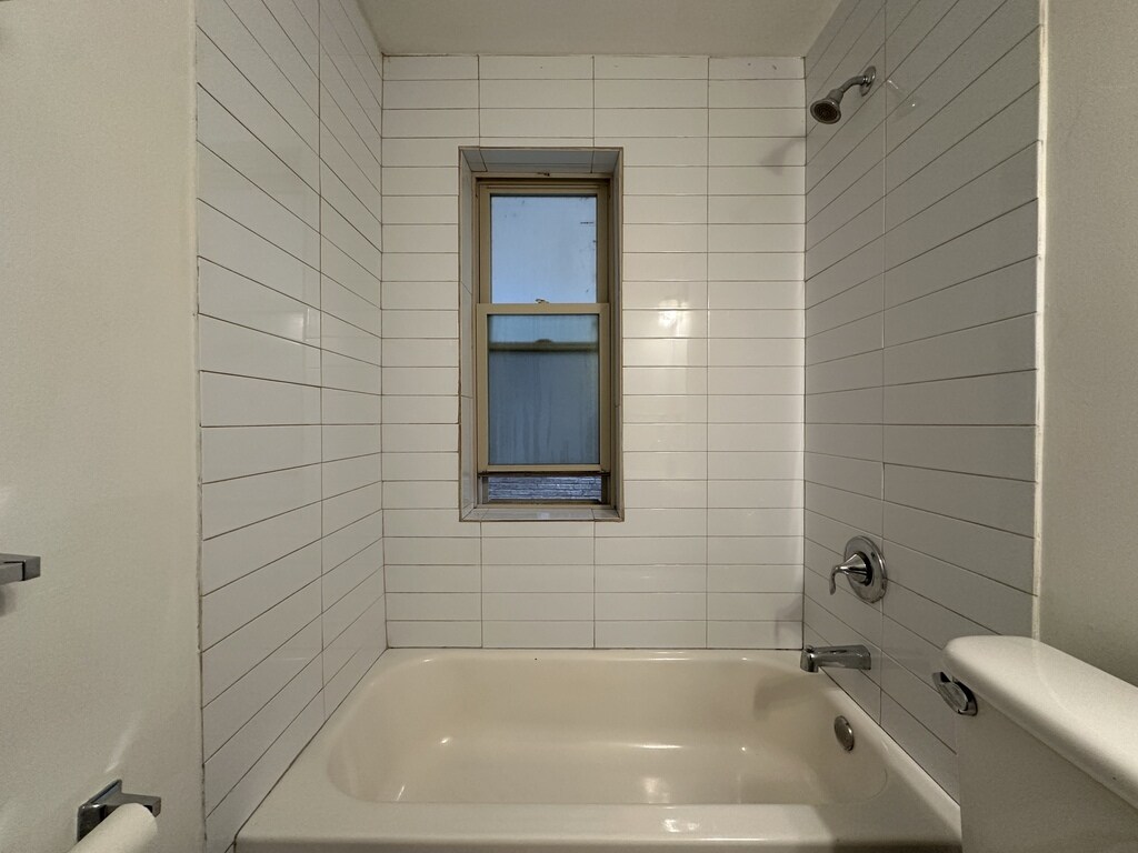 Building Photo - 925 W Carmen Ave