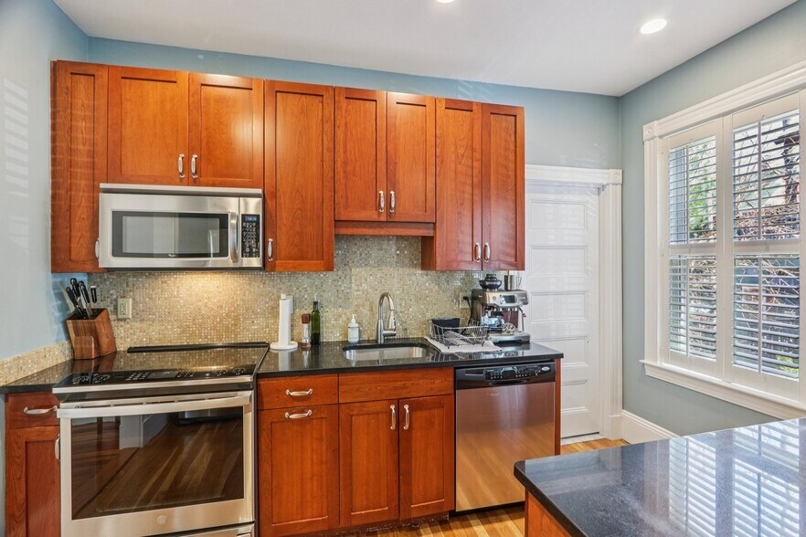 Building Photo - 424 Centre St