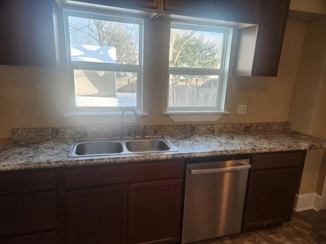 Building Photo - 801 N Gladstone Ave