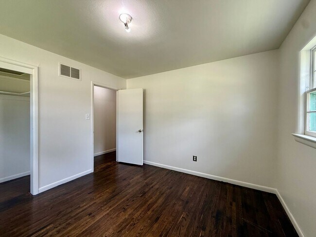 Building Photo - 5 Bedroom 2 Bathroom in Derby, KS
