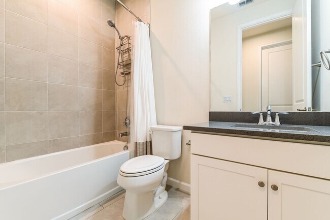 Building Photo - *** Bayshore 3 bed 2 bath *** Resort-Style Amenities and Pet friendly ***