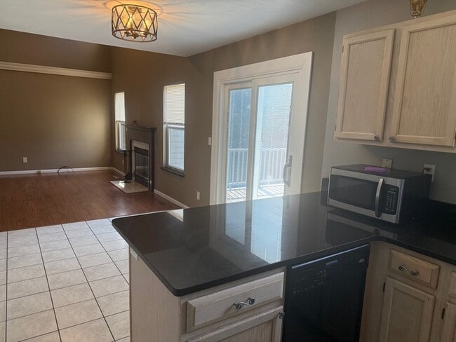Building Photo - 4 bedroom 2.5 Bath 1.5 Story Home In Fox S...