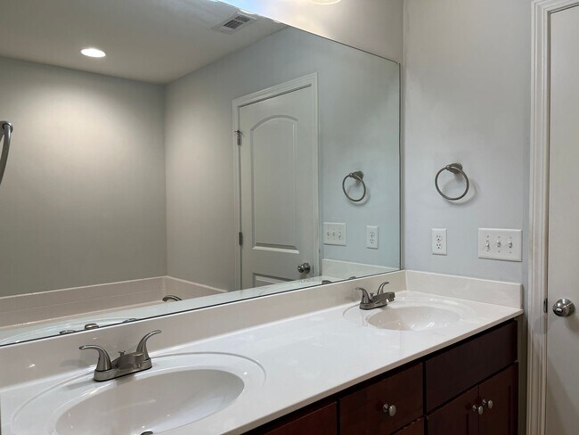 Building Photo - 3/2 Condo in Gated Community near Downtown...