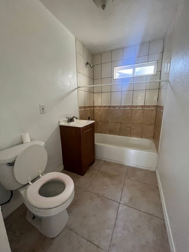 Building Photo - 1609-1611 Gundry Ave