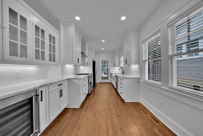 Building Photo - 876 Courtenay Dr NE