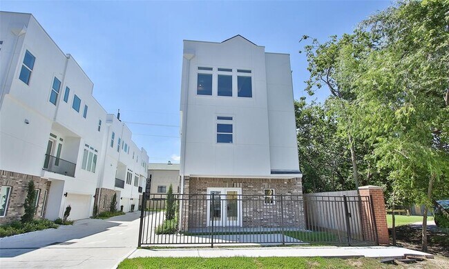 Building Photo - 5903 Val Verde St