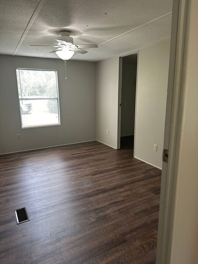 Building Photo - 103 Davis Rd E