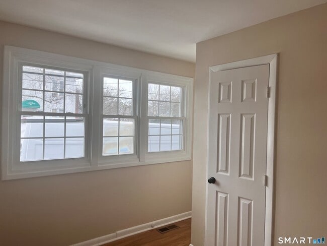 Building Photo - 246 Elm St