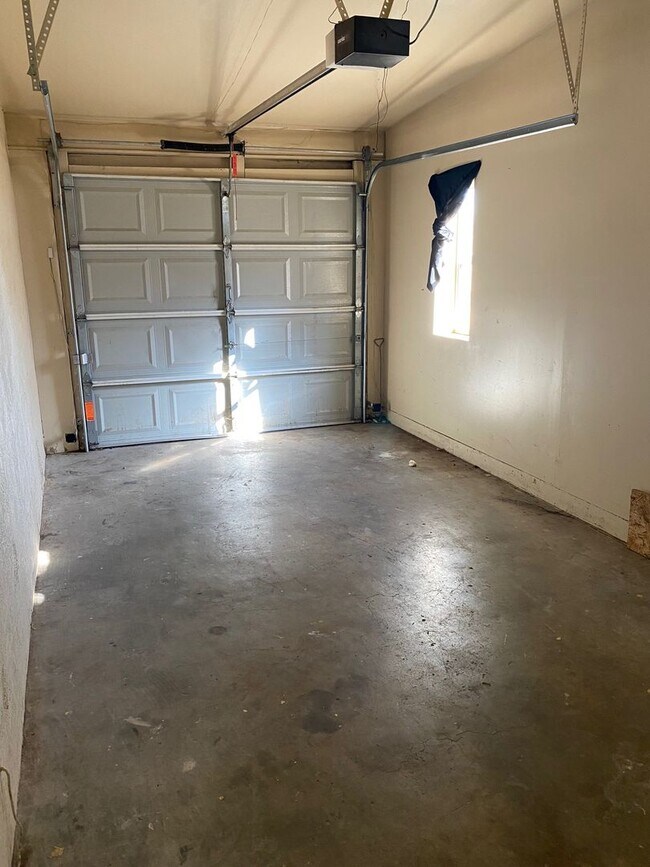 Building Photo - Beautiful 3 bedroom