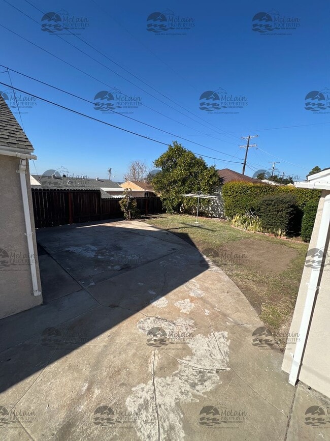 Building Photo - Single Story 3 BD/1BA Home with 2 Car Garage!